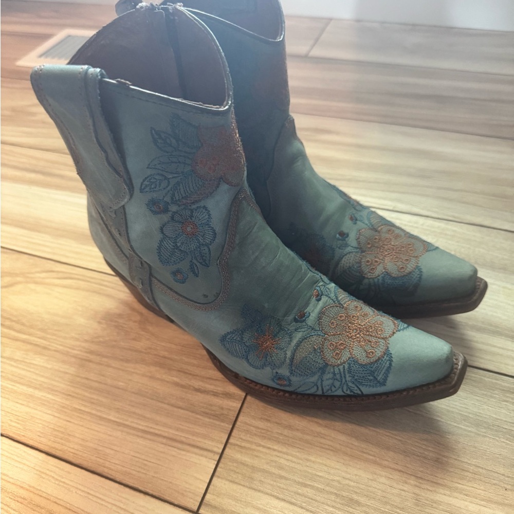 Women’s Floral Embroidered Short Cowboy Boots - Blue